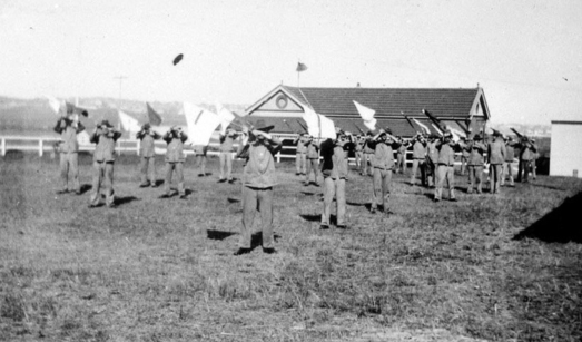 WW2 Australian Instructional Corps - Officer Bronze and Enamel Hat Badge