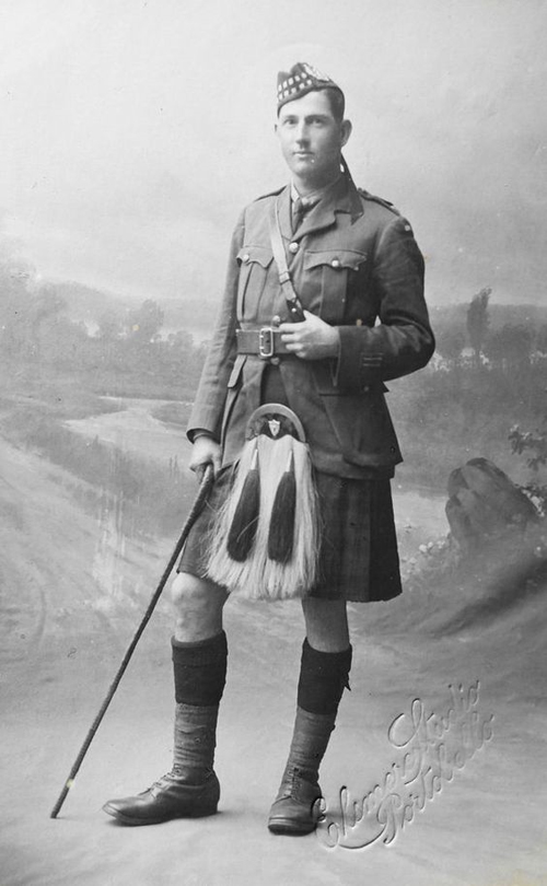 Part of a Superb WW1 Machine Gunner's Collection, British and German. A Fabulous Original WW1 Gordon Highlander Machine Gun Corps Medals, Badges, Sporran, Glengarry & Gaiters of Gordon Highlander