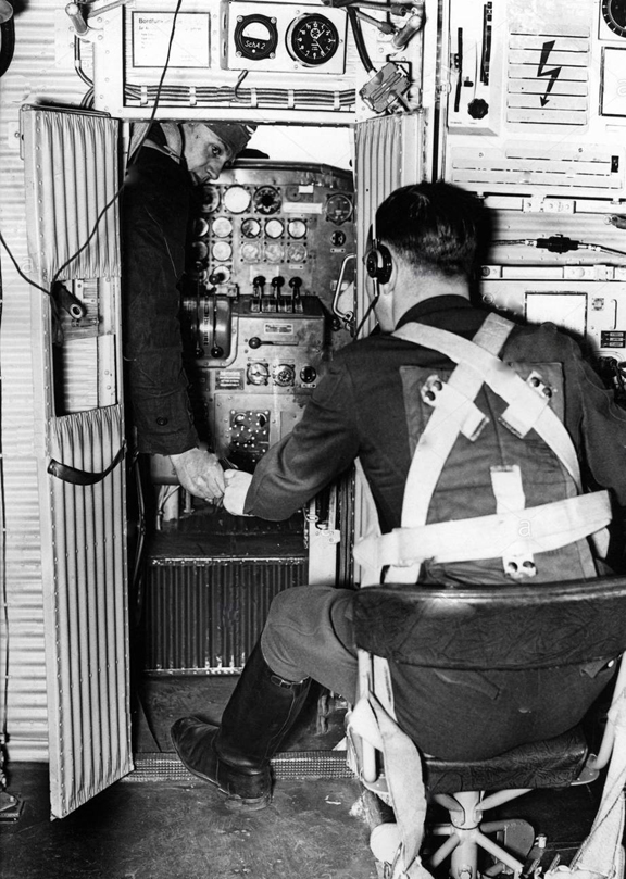 A Super WW2 Luftwaffe Bomber Radio, Morse Tapper and Earphones. Deutche Telefonwerk und Kabelindustrie ag Berlin Likely From A Heinkel He 111