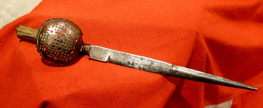 A Most Rare & Beautiful 16th-17th Century Italian Maine Gauche. A Renaissance Period Duellist's Parrying, Shell Guard Dagger