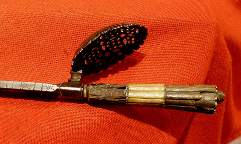 A Most Rare & Beautiful 16th-17th Century Italian Maine Gauche. A Renaissance Period Duellist's Parrying, Shell Guard Dagger
