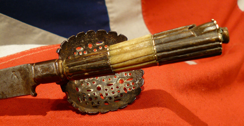 A Most Rare & Beautiful 16th-17th Century Italian Maine Gauche. A Renaissance Period Duellist's Parrying, Shell Guard Dagger