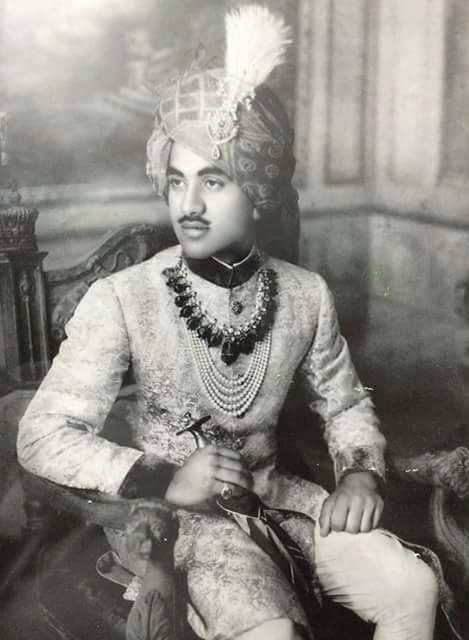 An Exceptionally Beautiful Gold Hilted Sword With ‘Laminated Damascus’ Pattern Steel Blade. A Sword of Highest Museum Quality. An Indian Prince's Tulwar, Accompanied With His Oriental Annual 1838