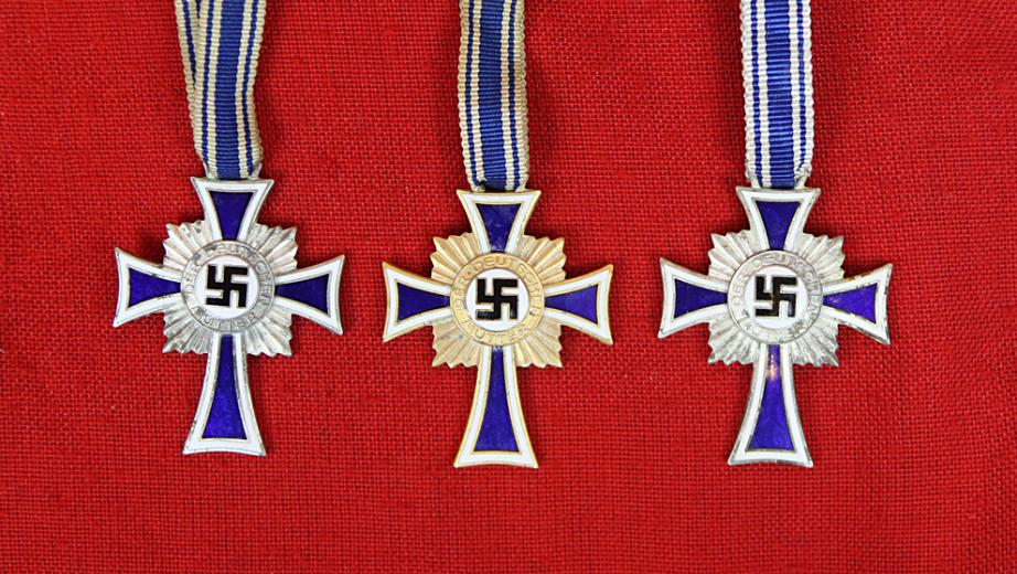 Set of Three German Mutterkreuz, Early Ist Pattern in Silver, Two 2nd Patterns in Gold & Silver