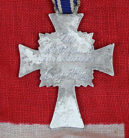 Set of Three German Mutterkreuz, Early Ist Pattern in Silver, Two 2nd Patterns in Gold & Silver