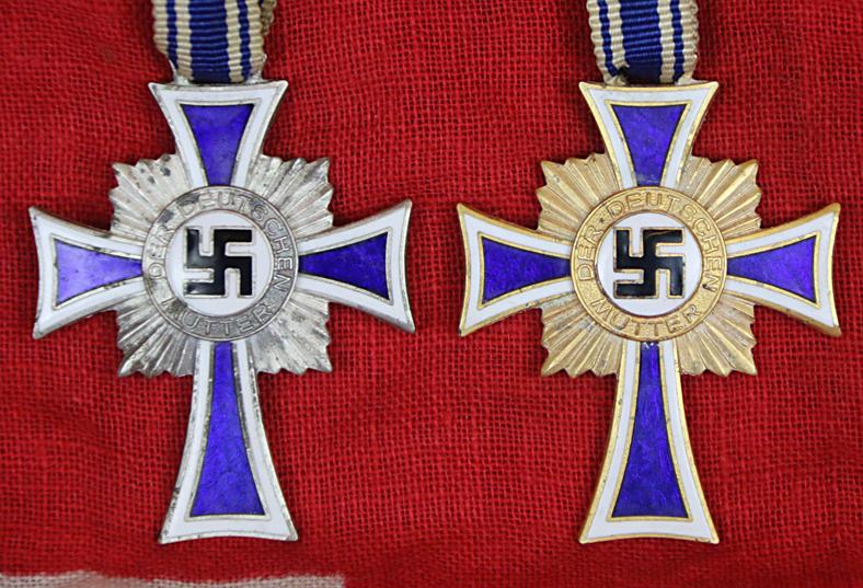 Set of Three German Mutterkreuz, Early Ist Pattern in Silver, Two 2nd Patterns in Gold & Silver