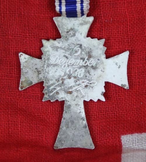 Set of Three German Mutterkreuz, Early Ist Pattern in Silver, Two 2nd Patterns in Gold & Silver