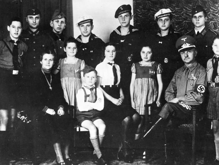 Set of Three German Mutterkreuz, Early Ist Pattern in Silver, Two 2nd Patterns in Gold & Silver