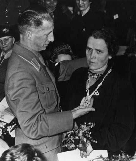 Set of Three German Mutterkreuz, Early Ist Pattern in Silver, Two 2nd Patterns in Gold & Silver