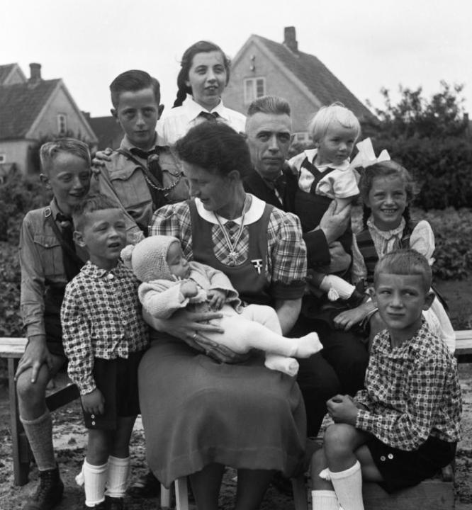 Set of Three German Mutterkreuz, Early Ist Pattern in Silver, Two 2nd Patterns in Gold & Silver