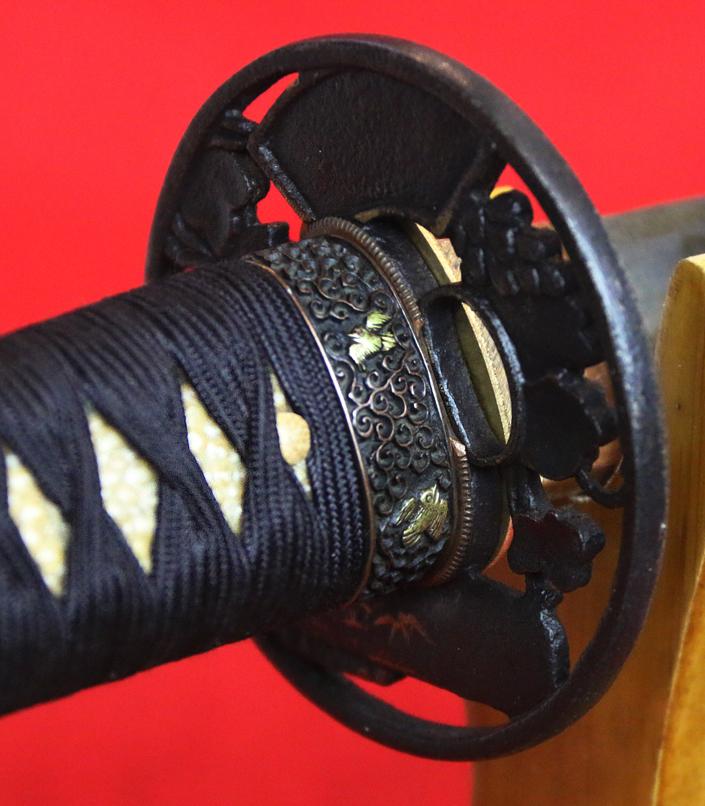 Samurai Katana Signed Kaneuji Around 1680, With The Toyatomi Clan & Imperial Kiri Kamon. With a Pair of Edo Ni Bu Ban Kin Rectangular ‘Bar’ Gold Coin Menuki. It Has an Amazingly Beautiful Polished Blade, With A Truly Elegant Curvature.