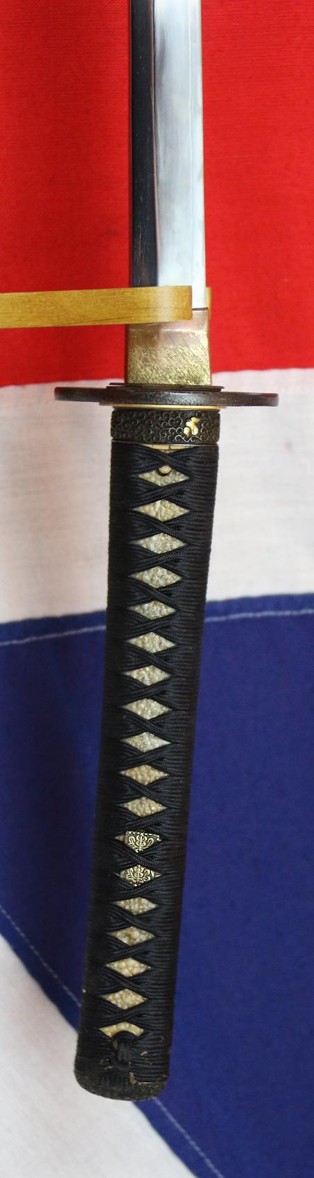 Samurai Katana Signed Kaneuji Around 1680, With The Toyatomi Clan & Imperial Kiri Kamon. With a Pair of Edo Ni Bu Ban Kin Rectangular ‘Bar’ Gold Coin Menuki. It Has an Amazingly Beautiful Polished Blade, With A Truly Elegant Curvature.