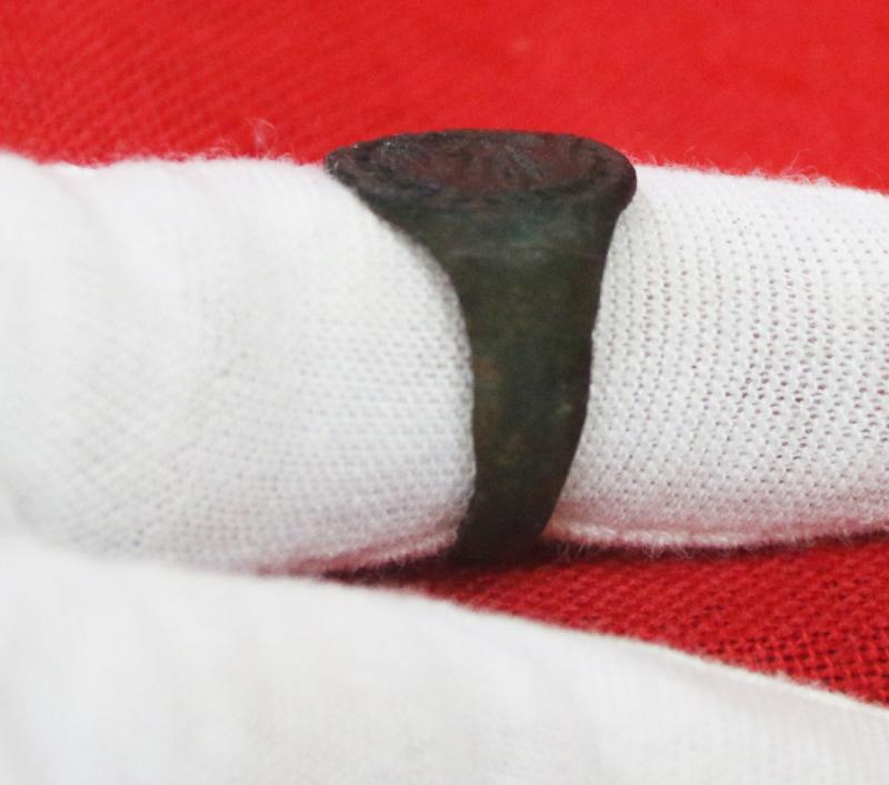 A Beautiful Original Roman 1st to 2nd Century A.D. Modius or Fire Alter Status Seal Ring. Worn From The Reigns Of Emperor Augustus Through To Emperor Flavian