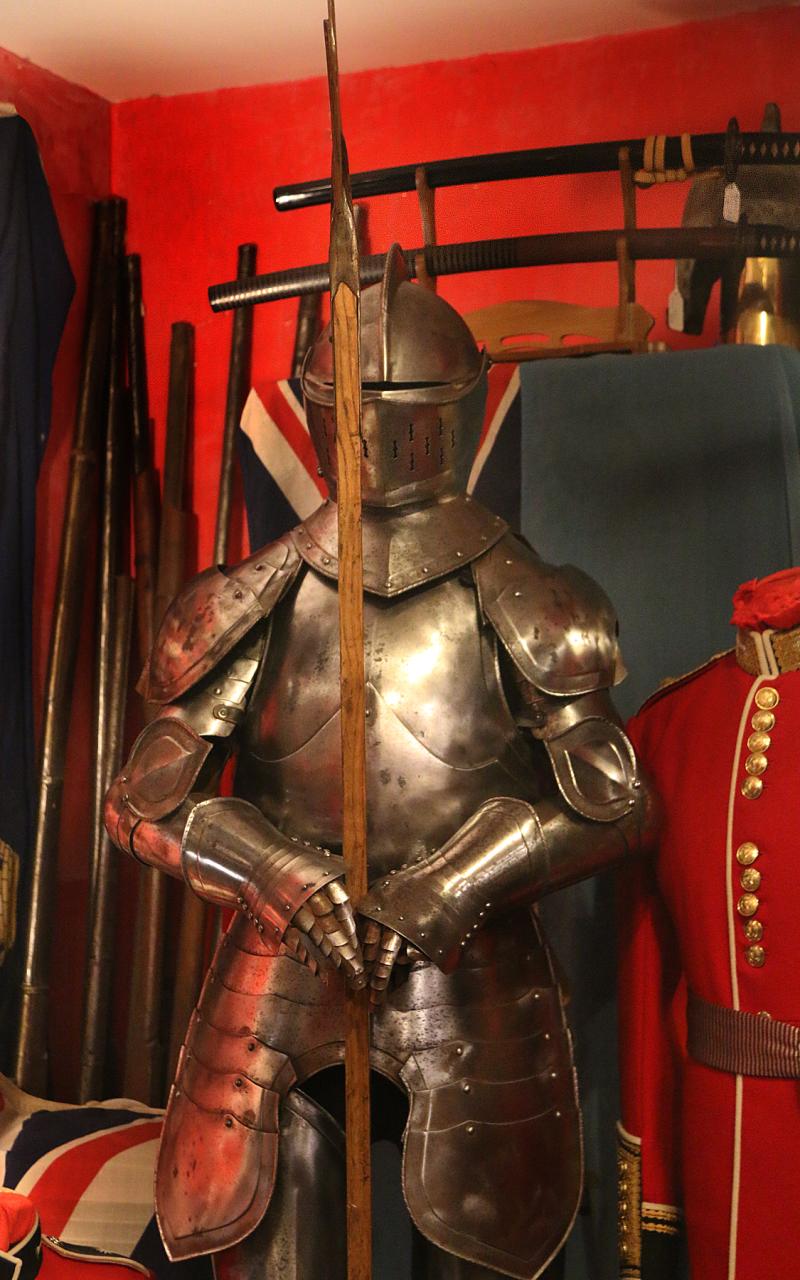 A Beautiful Full Suit of 16th Century Tudor Style Knight’s Historismus Plate Hall Armour with Halbeard Polearm. Fully Leather Strapped & Buckled So Likely, and Potentially, Wearable