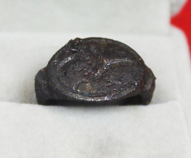 A Superb Roman 1900-2000 Year Old 'Status' Seal Ring, Intaglio, Stylized Engraved, with a Mythological Scene of The Pheonix In Flight. From The Time Of the Divine Augustus, The First Emperor of Rome