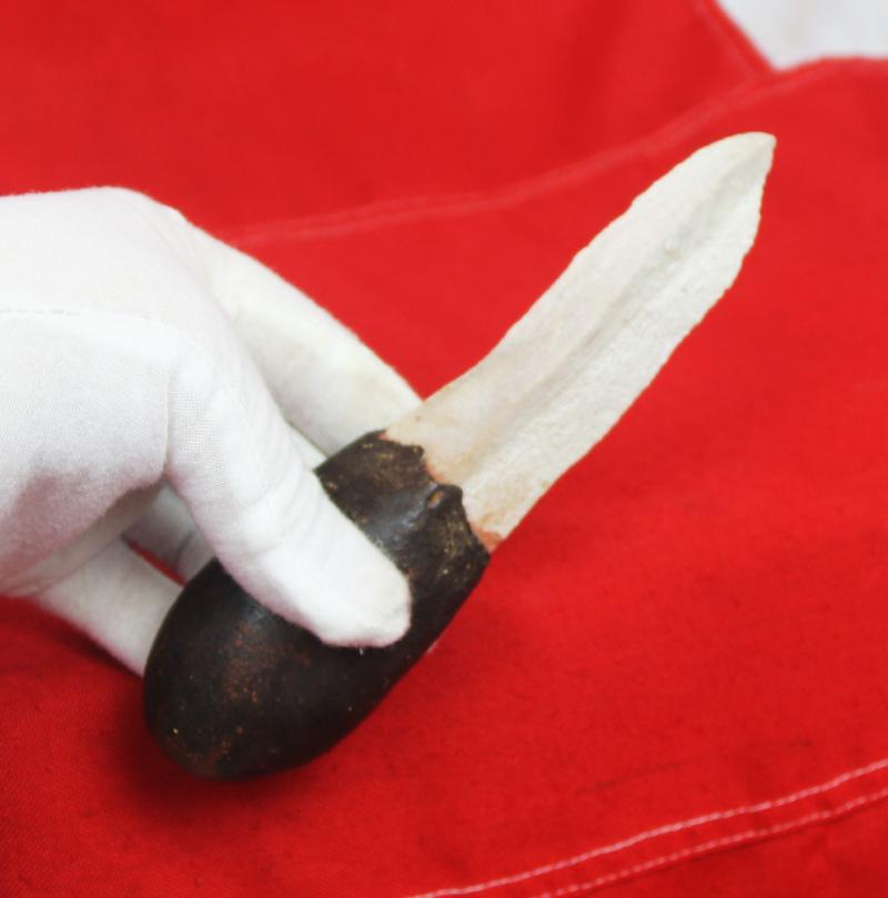 Excellent Pre-Contact Example of a Stone Leilira Knife from Central or Northern Australia. A First Nations' Cultural Object