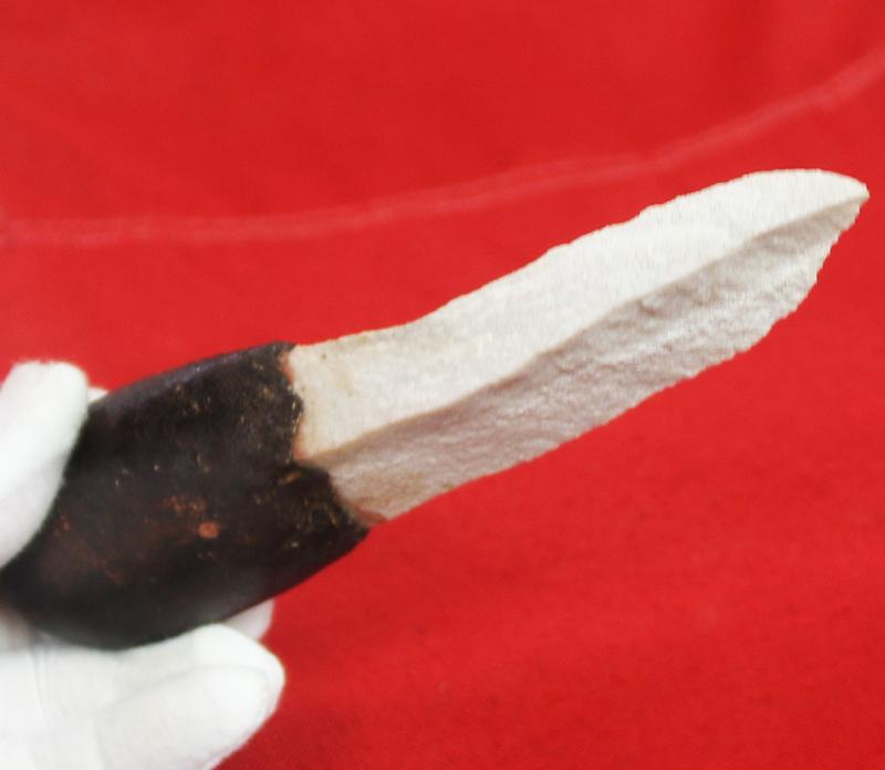 Excellent Pre-Contact Example of a Stone Leilira Knife from Central or Northern Australia. A First Nations' Cultural Object