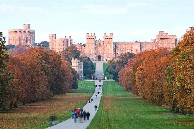 A Superb Solid Sterling Silver Cigarette & Cigar Box, Early H.M. Queen Elizabeth IInd Period With The Crest of the Royal Borough of Windsor, & The Castle