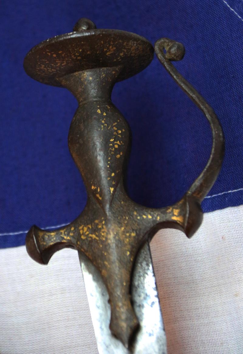 A Beautiful 17th-18th Century Sikh Tulwar With Gold Inlaid Royal Hilt & Seal Stamped Blade, With Double Crescent Armourer’s Marks. It Has Just Returned From Expert Museum Grade Conservation, Polishing & Etching of The Blade To Reveal Its Stunning Pattern