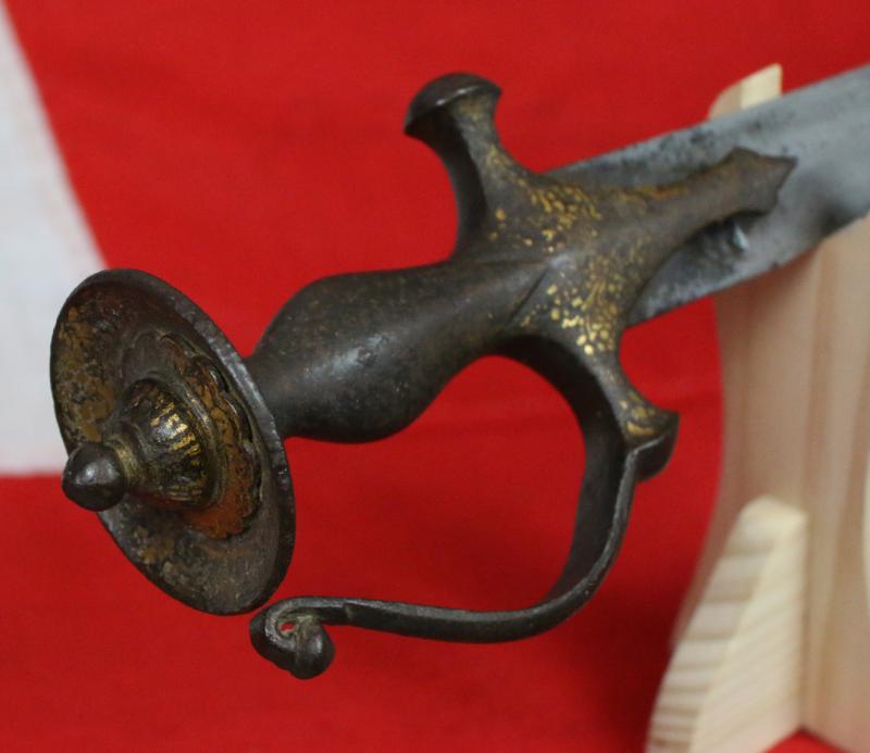 A Beautiful 17th-18th Century Sikh Tulwar With Gold Inlaid Royal Hilt & Seal Stamped Blade, With Double Crescent Armourer’s Marks. It Has Just Returned From Expert Museum Grade Conservation, Polishing & Etching of The Blade To Reveal Its Stunning Pattern