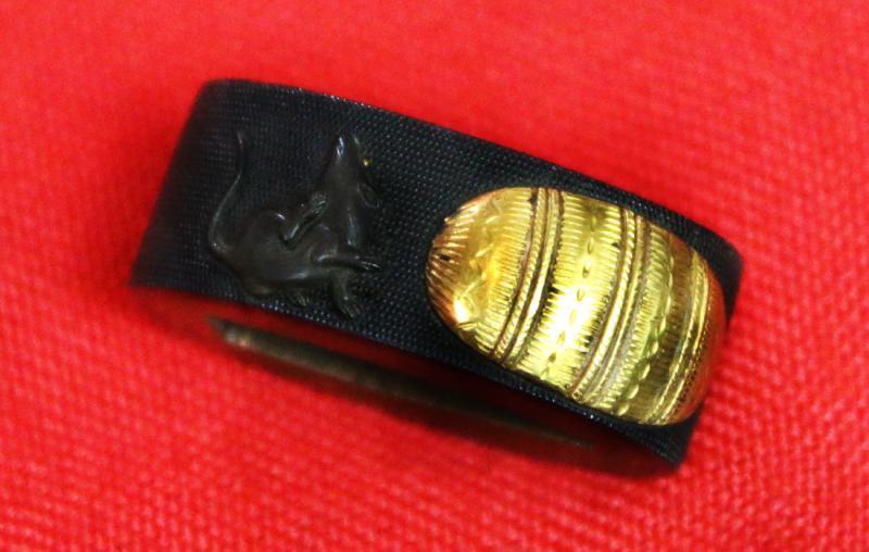 A Stunning Quality Edo Period Tanto Fuchi In Shakudo and Pure Gold. Incredible Fine Quality Chisselled Takebori Carving of Rats Around a Gold Koku Traditional Rice Bale. Signed with Kikihan