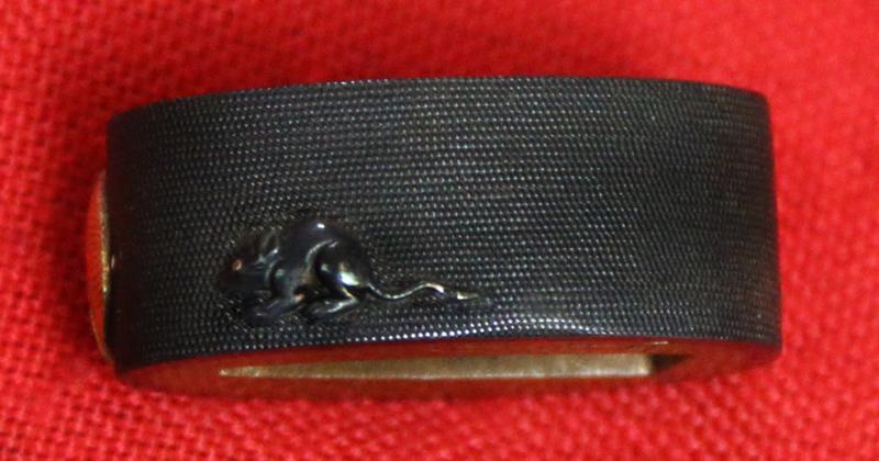 A Stunning Quality Edo Period Tanto Fuchi In Shakudo and Pure Gold. Incredible Fine Quality Chisselled Takebori Carving of Rats Around a Gold Koku Traditional Rice Bale. Signed with Kikihan