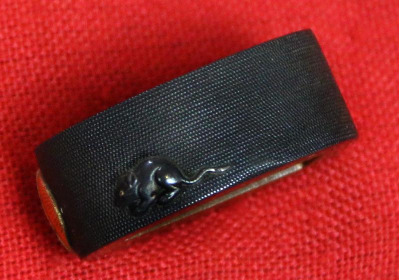 A Stunning Quality Edo Period Tanto Fuchi In Shakudo and Pure Gold. Incredible Fine Quality Chisselled Takebori Carving of Rats Around a Gold Koku Traditional Rice Bale. Signed with Kikihan