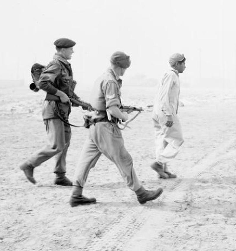 A Good Silver Parachute Regiment Officer's Cap Badge 3rd Battalion Parachute Regt. Suez Campaign. Operations Telescope & Musketeer. A Franco-British Victory, Confounded by a Political Blunder