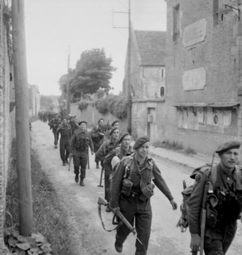 Very Rare & The Most Collectable Bayonet of WW2. A WWII British Lee Enfield No 4 MK 1 Cruciform Spike Bayonet By ‘SM’ (Singer Manufacturing Co) With MK 1 Scabbard. The Earliest, & Briefly Issued Bayonet Of The No4 Rifle in WW2