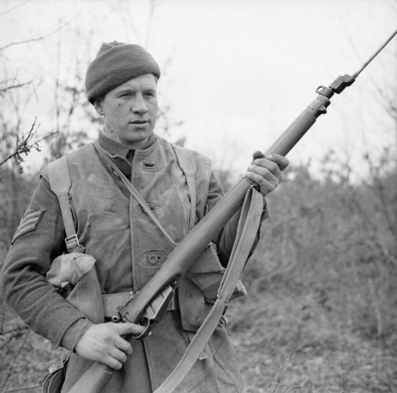 Very Rare & The Most Collectable Bayonet of WW2. A WWII British Lee Enfield No 4 MK 1 Cruciform Spike Bayonet By ‘SM’ (Singer Manufacturing Co) With MK 1 Scabbard. The Earliest, & Briefly Issued Bayonet Of The No4 Rifle in WW2