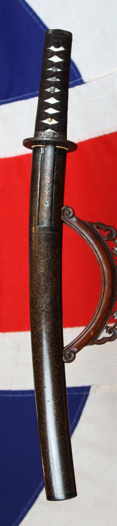 A Superb Antique, Shinto Era, Unokubi (鵜首) Zukuri Blade Tantō, Late 16th To Early 17th Century, from the Battle of Sekigahara, Shinjitai: 関ヶ原の戦い; Kyūjitai: 關ヶ原の戰い With, Signed Kaboku, 'Nakago Form' Kozuka Side Knife With Imperial Chrysanthemum Mon
