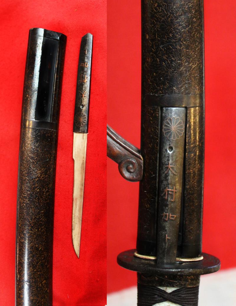 A Superb Antique, Shinto Era, Unokubi (鵜首) Zukuri Blade Tantō, Late 16th To Early 17th Century, from the Battle of Sekigahara, Shinjitai: 関ヶ原の戦い; Kyūjitai: 關ヶ原の戰い With, Signed Kaboku, 'Nakago Form' Kozuka Side Knife With Imperial Chrysanthemum Mon