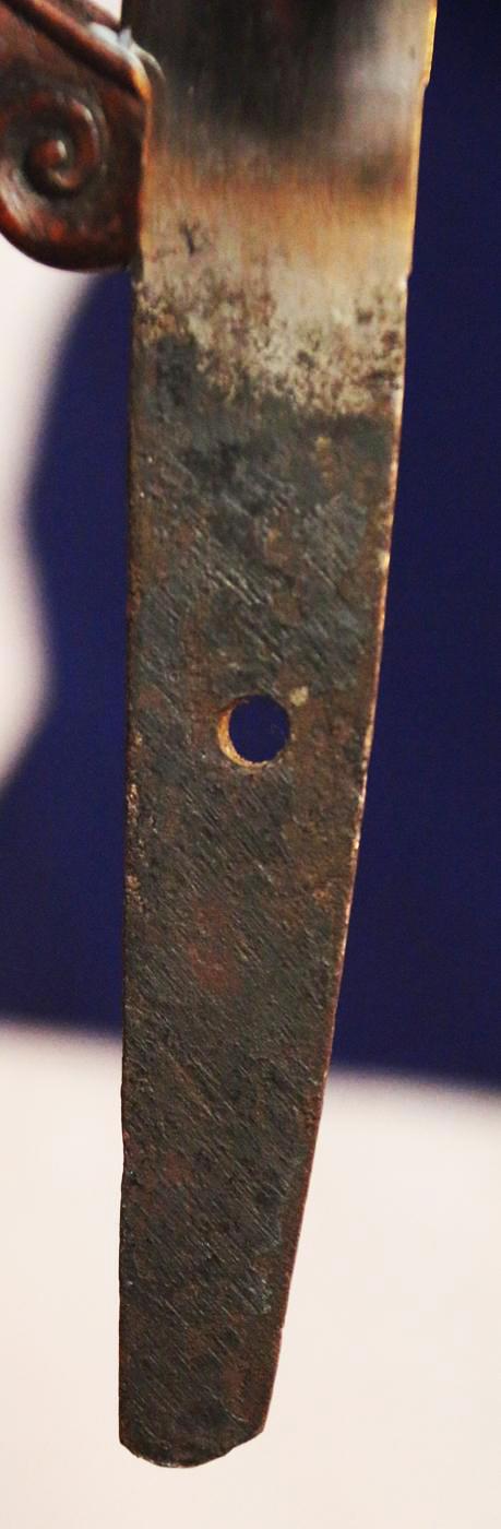 A Superb Antique, Shinto Era, Unokubi (鵜首) Zukuri Blade Tantō, Late 16th To Early 17th Century, from the Battle of Sekigahara, Shinjitai: 関ヶ原の戦い; Kyūjitai: 關ヶ原の戰い With, Signed Kaboku, 'Nakago Form' Kozuka Side Knife With Imperial Chrysanthemum Mon