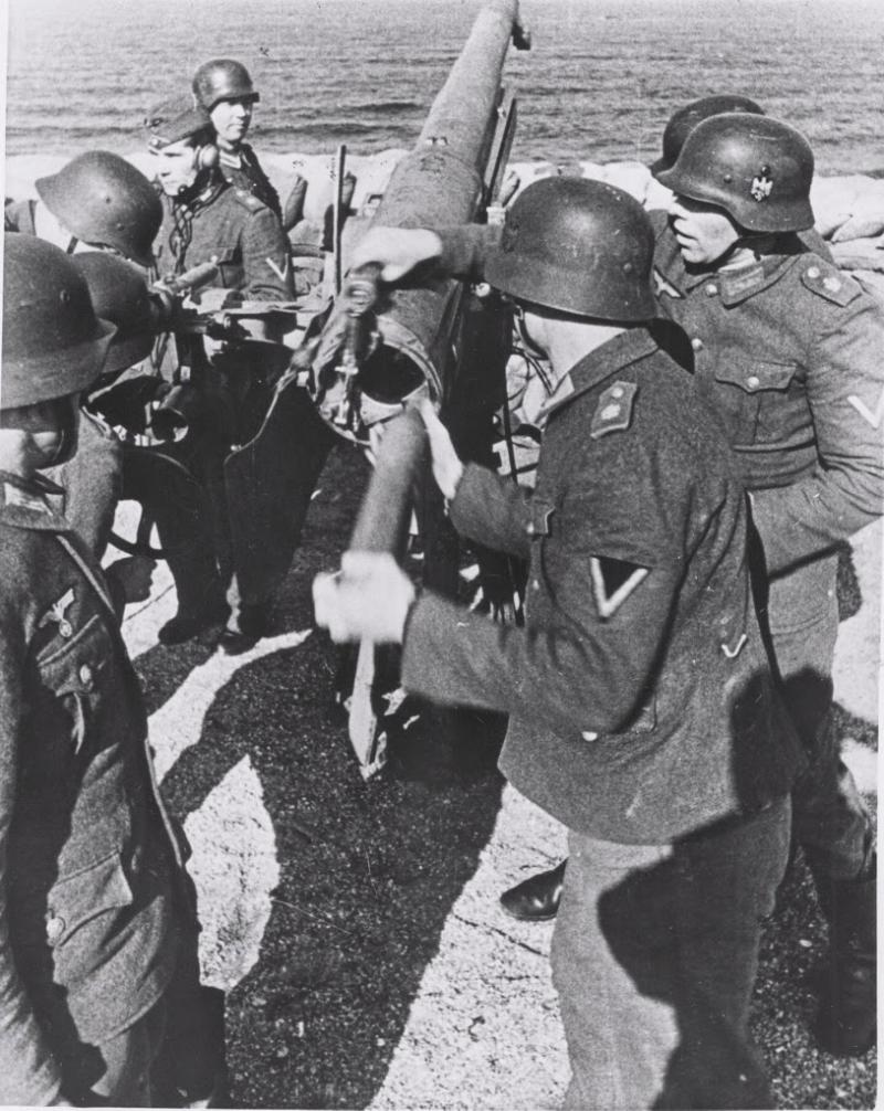 A Very Good Original, WW2, Kriegsmarine Coastal Artillery Combat Badge Kriegsabzeichen für die Marineartillerie By Friedrich Linden of Lüdenscheid. From One Of Ian Fleming’s Naval Intelligence Section’s So Called ‘Red Indians’ 30 Commando Special Engineer