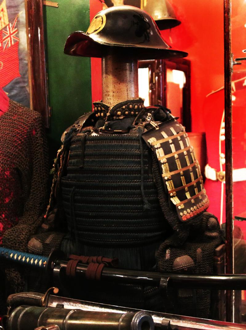 Suit Of Original Edo Period Samurai Horserider Armour, With a Bajojingasa 馬上陣笠 Kabuto, A Samurai Horse Rider Battle Helmet. With Gold Maruni Tsuta Kamon. The Maruni Tsuta (丸に蔦) Kamon, Meaning