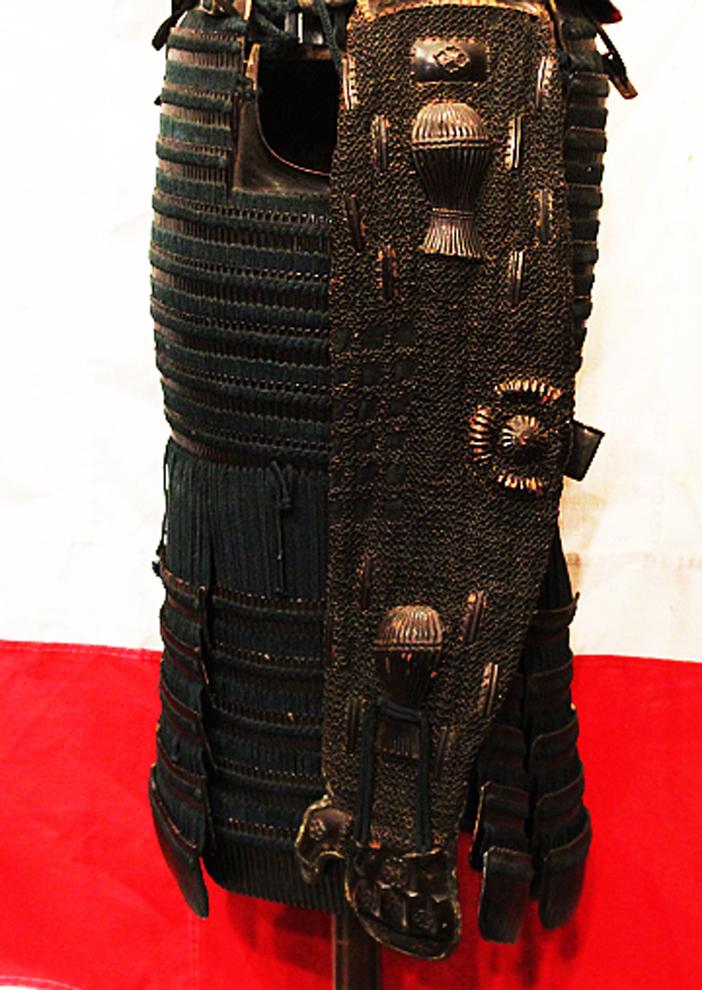 Suit Of Original Edo Period Samurai Horserider Armour, With a Bajojingasa 馬上陣笠 Kabuto, A Samurai Horse Rider Battle Helmet. With Gold Maruni Tsuta Kamon. The Maruni Tsuta (丸に蔦) Kamon, Meaning