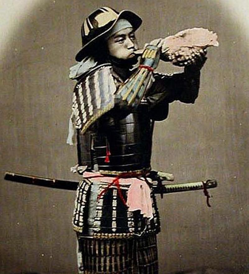 Suit Of Original Edo Period Samurai Horserider Armour, With a Bajojingasa 馬上陣笠 Kabuto, A Samurai Horse Rider Battle Helmet. With Gold Maruni Tsuta Kamon. The Maruni Tsuta (丸に蔦) Kamon, Meaning