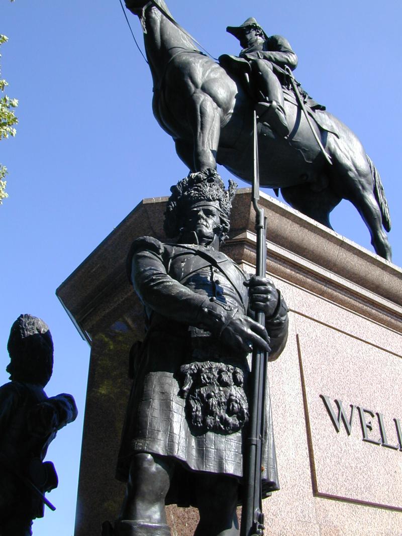A Beauty! Scottish Regt. Issue 'Tower Of London' GR Crown 'Brown Bess' Musket of the Napoleonic Wars, Peninsular War & Waterloo With Bayonet. Scottish Regimental Markings for Renfrewshire Regt. Then Transferred To The 42nd Foot the 'Black Watch'