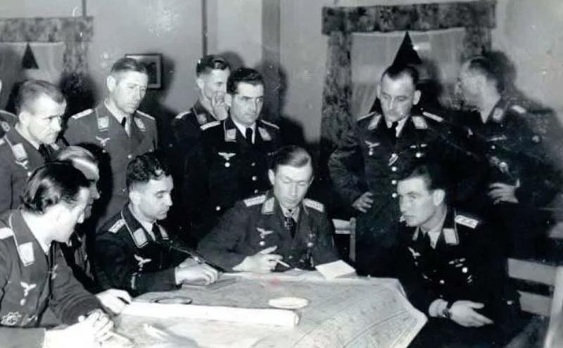 Early Luftwaffe Transport & Glider Silver Squadron Combat Clasp in Silver (Frontflugspange für Transport und Luftlandflieger in Silber)From One Of Ian Fleming’s Naval Intelligence Section’s So Called ‘Red Indians’ 30 Commando Special Engineering Unit