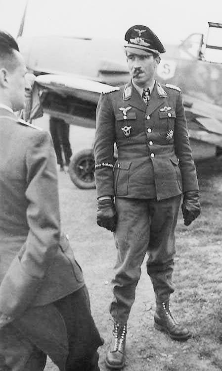 Early Luftwaffe Transport & Glider Silver Squadron Combat Clasp in Silver (Frontflugspange für Transport und Luftlandflieger in Silber)From One Of Ian Fleming’s Naval Intelligence Section’s So Called ‘Red Indians’ 30 Commando Special Engineering Unit