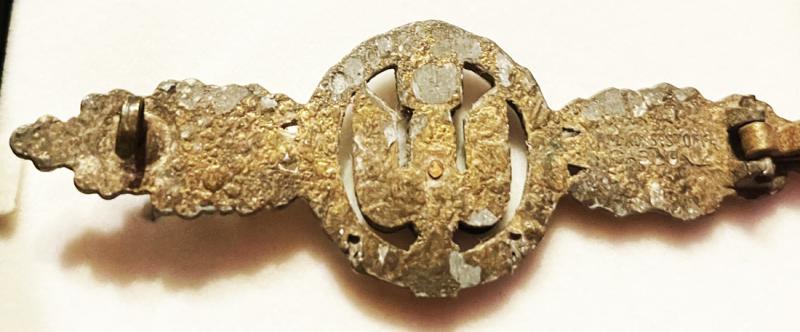 WW2 Luftwaffe Combat Bomber Clasp (Frontflugspange für Kampf- und Sturzkampfflieger in Gold)From One Of Ian Fleming’s Naval Intelligence Section’s So Called ‘Red Indians’ 30 Commando Special Engineering Unit. Collected During A Clandestine Recon Mission