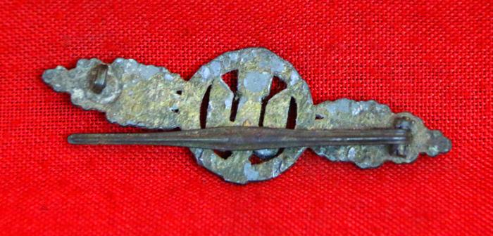 WW2 Luftwaffe Combat Bomber Clasp (Frontflugspange für Kampf- und Sturzkampfflieger in Gold)From One Of Ian Fleming’s Naval Intelligence Section’s So Called ‘Red Indians’ 30 Commando Special Engineering Unit. Collected During A Clandestine Recon Mission